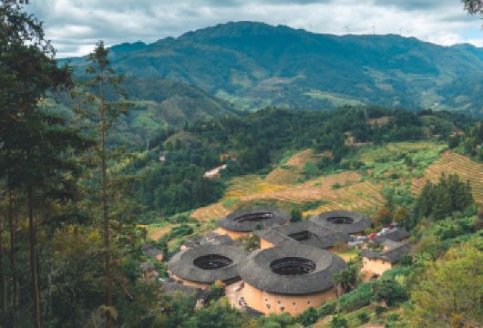 南靖土楼云水谣景区+田螺坑景区双景点一日游（四菜一汤土楼）【世界遗产 “四菜一汤” 土楼群，高空俯瞰奇观 + 客家古村风情，1 天解锁福建土楼精华！】