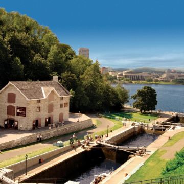 加拿大渥太华战争博物馆+拜沃德市场+国会山+里多运河一日游