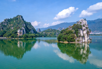 肇庆「七星岩 + 岩前村」线+羚羊峡古栈道【逛喀斯特湖，吃裹蒸粽，逛文创店】