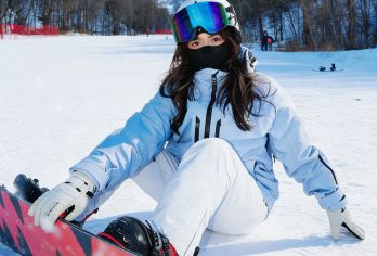 亚布力滑雪+网红雪服+头盔+雪镜+雪具+免费接站【网红雪服多种款式任您选择！亚布力西站/南站/火车站/亚布力旅游度假区内接送！阳光/体委滑雪场任选！】