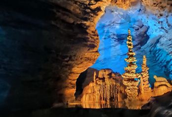 四川巴中诺水河龙湖洞+狮子洞+盘龙栈道包车一日游英文服务【探秘诺水河，自然与红色交织的神奇之地】