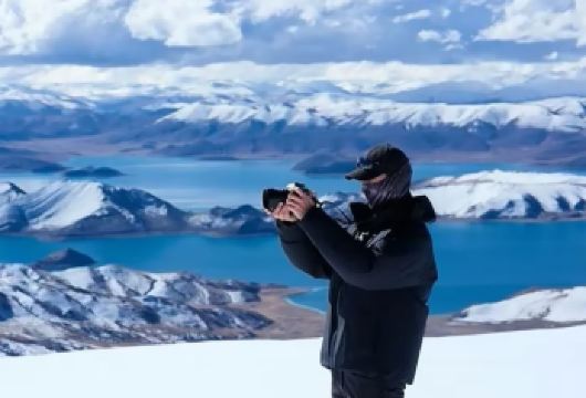 【无人机航拍团+司机+领队带玩】羊卓雍措+卡若拉冰川一日游【区别于传统只有司机开车，本团不计成本配备领队陪同带玩，讲解+帮忙拍照+航拍，让体验更上一层】