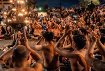 乌鲁瓦图文化之旅：神鹰广场+悬崖公路+情人崖+火舞秀【串联文化地标与网红打卡点，一站式解锁乌鲁瓦图人文与山海风光。】