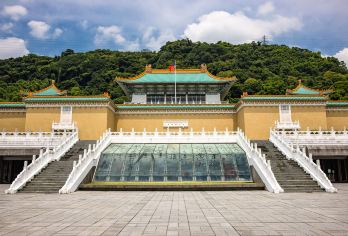 台北：阳明山国家公园、台北故宫博物院与士林夜市之旅【享受专业导游陪同的舒适私人旅行，无忧接送服务 探索迷人的山脉与台北故宫博物院 欣赏山景与火山地貌，品尝地道台湾街头美食】
