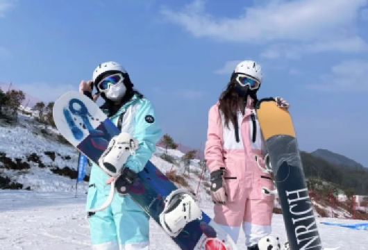 七星岭国际滑雪场一日游【滑雪大门票+雪鞋雪板雪杖+往返车导】【新增加一个滑道、一条魔毯，拓宽上山道路并辅沥青马路，减少排队环节，游玩更舒适】