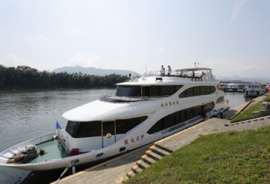 【赠专车接送】桂林漓江五星游船半日游，豪华自助餐【[体验升级]告别传统拼车游，一单一团独立出游，时间玩法灵活可变，可定制玩法，真“纯玩”，重“体验”。】