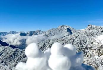 西陵雪山一日游|从成都租车/拼车到西陵雪山【在包团的带领下欣赏壮丽的雪山景色。 时间灵活，行程可调整。 这里是冬季滑雪爱好者的天堂，您可以尽情享受滑雪和堆雪人的乐趣。】