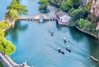 绍兴东湖景区半日游【含门票+乌篷船体验+导游讲解+赠文创】【1、打卡《西游记》女儿国取景地，看墨染般的山水！置身于“天下第一的水石盆景”，感叹大自然的鬼斧神工！】