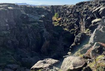 黄金圈包车游：瀑布+间歇泉+国家公园+火山口【无需为交通烦恼，舒适专车全程接送，行程灵活自由，随心掌控游览节奏，沉浸式感受冰岛风情。】