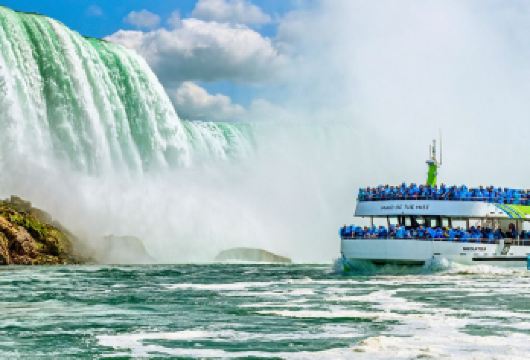美国尼亚加拉瀑布精华游：乘船、洞穴探险、观景台等等【体验著名的“雾中少女号”游船之旅，近距离欣赏美国瀑布和马蹄瀑布的壮丽景色。 漫步于风之洞的木栈道，感受惊险刺激的“飓风甲板”上强劲的水花飞溅。 从俯瞰尼亚加拉峡谷的观景塔上，可以欣赏到三大瀑布的全景。】