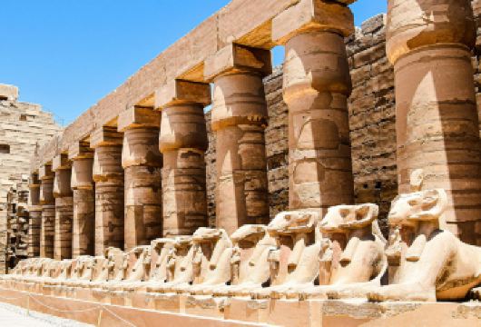 卢克索东岸 - 卡纳克神庙和卢克索神庙【踏上引人入胜的旅程，探索令人叹为观止的卡纳克神庙的悠久历史。 旅程继续前往宏伟的卢克索神庙建筑群。 您的埃及之旅以返回酒店告终，留下对埃及奇观的美好回忆。】