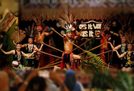 沙巴马里马里文化村一日游【可搭威士顿 I 皇家湾萤火虫】【沉浸式文化体验：走进马里马里文化村，深入了解沙巴五大土著部落的传统生活方式，体验吹箭、起火、传统舞蹈】