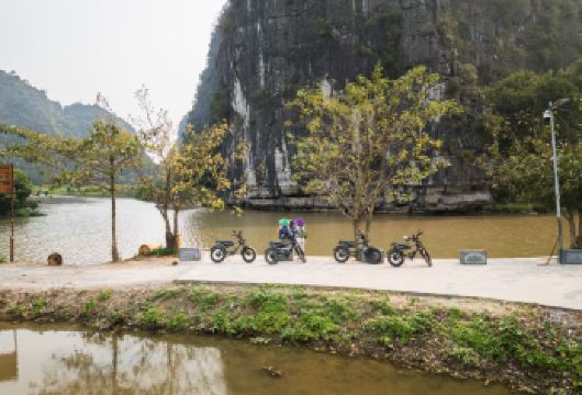 宁平 - 完整体验三谷一日游【攀登约 500 级台阶到达吴龙山顶，欣赏三谷、稻田和“陆地上的下龙湾”的全景。 骑行穿过村庄和稻田，欣赏宁静的自然风光。这项活动通常会延伸到碧洞寺的参观。 碧洞寺：探索这座依山而建的古老三层佛塔，欣赏其独特的建筑风格和如画的周边景色。】