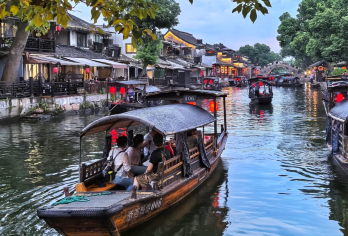 苏州往返：西塘+南浔古镇 |一单一团 |中英多语种定制包车#【[品质纯玩]拒绝走马观花式游览，资深司导一站到底式管家，行程景点可定制可调】