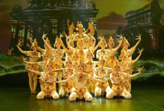 越南岘港市遗产表演门票【探索顺化皇城、美山圣地和会安古城，通过音乐、舞蹈和故事讲述，让它们在一场演出中栩栩如生地呈现在观众面前。 越南籍传统与现代舞台技术完美融合，灯光、投影和服装都令人印象深刻。 一场时长 60 分钟的演出，展现了越南的精神，为所有游客提供了一场引人入胜的文化盛宴。】