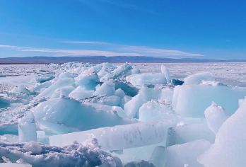 精品商务纯玩团●茶卡盐湖+青海湖+日月山一日游●赏蓝冰包接送【[精品小团]一山两湖湖畅玩，路上美景随走随停！精选线路，深度体验，创新玩法！】