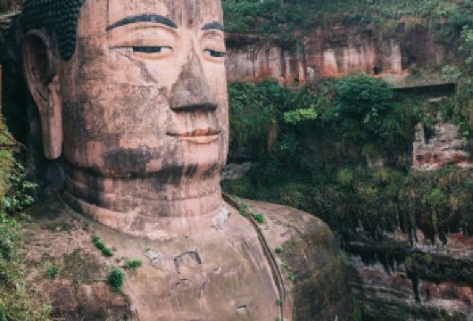 乐山大佛一日游【成都出发+景区免排队+快速入园 随时有票】【[专享特色服务]景区免排队快速入园，免去高峰时期长时间排队困扰 把时间都用在玩上】