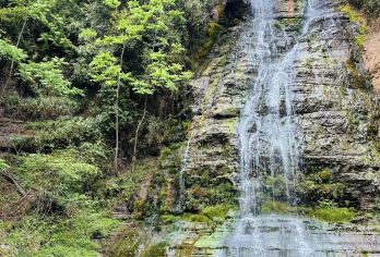 【昆明出发】昆明周边徒步一日游｜邂逅双瀑秘境·避暑峡谷轻徒步【[避暑秘境，绿氧洗肺]山谷溪流环绕，天然桂花林沁人心脾，负氧离子爆棚，是逃离城市喧嚣的“天然氧吧”。】