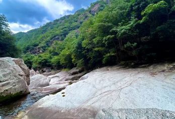 龙川风景区＋鄣山大峡谷一日游【徽派山水◆徽商◆2-8人小团】【龙川景区赏徽派古建，鄣山大峡谷探幽林飞瀑，2 - 8 人小团饱览皖南风韵】