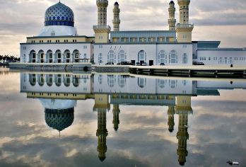 沙巴亚庇孟河红树林蓝眼泪萤火虫打铁花沙滩泡泡网红浮台一日游【享⽤香甜的椰子布丁及下午茶，登上⽹红浮台拍照打卡】