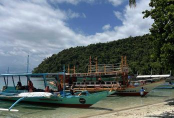 巴顿港岛探索之旅【探索风景秀丽的波特巴顿群岛，周围环绕着原始海滩和郁郁葱葱的热带美景，留下难忘的回忆。 在双子礁和梦幻礁浮潜，水下有生机勃勃的珊瑚花园和各种各样的海洋生物等着你去探索。 使用无人机和 GoPro 设备，带回家令人叹为观止的空中和水下回忆（视天气情况而定）。】