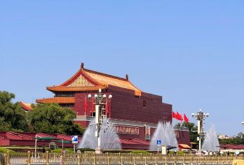 升旗/升国旗+团队入场+赠国旗/可选升旗+八达岭或慕田峪包车【观看庄严的升旗仪式，体验中国人独有的浪漫】