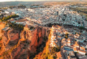 塞维利亚：萨阿拉+龙达+蓝精灵小镇胡斯卡尔1日游【领略白色小镇、悬崖古城和主题小镇三种不同风情】