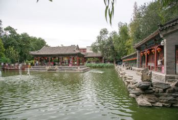 北京恭王府半日游【资深导游导游精讲2小时+全程佩戴蓝牙耳机】【[品质保证]10年以上资深导游带您探秘恭王府，讲解期间全程佩戴无线耳麦】