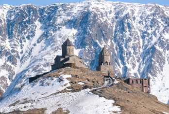 第比利斯出发：卡兹别克山包车一日游 · 探秘高加索明信片【[免签自由行]无需签证，说走就走，探访欧洲云端村落，沉浸式体验石屋碉楼与斯瓦涅季羊毛编织工艺】