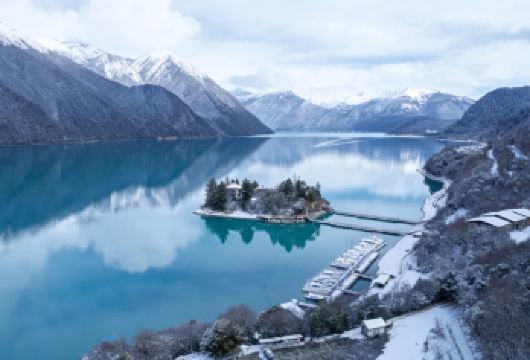 巴松措一日游【打卡级神湖巴松措，冬季湖水湛蓝清澈，雪山环绕，景色迷人出片。】