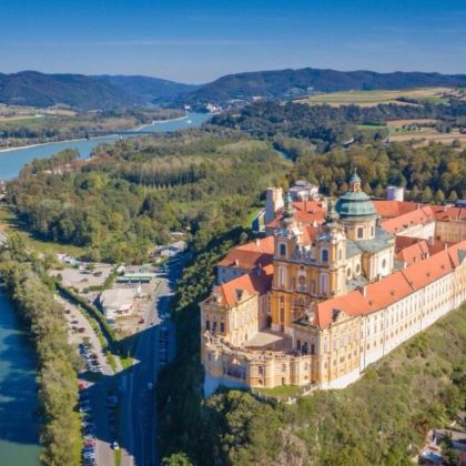 维也纳往返：梅尔克修道院+瓦豪河谷一日游不含门票中文司机