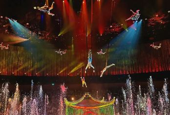 澳门新濠天地《水舞间》汇演体验+8字形摩天轮体验  自由行【一票双玩，水舞间门票 + 摩天轮门票组合优惠，双地标联动，澳门畅玩组合】