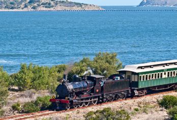 阿德莱德弗勒里厄半岛一日游：漫游海滨天堂，私享南澳的假日风情【打卡阿德莱德第一网红洞穴海滩; 超现实主义多维度黛伦堡魔方酒庄；乘坐马拉铁轨古董电车前往花岗岩岛；】