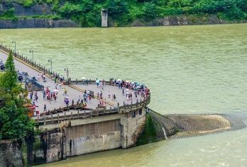 从成都出发：都江堰+熊猫乐园+灌县古城+青城山一日游 C【[暖心服务]独立包车，省心出行，中文司机，行程可调】
