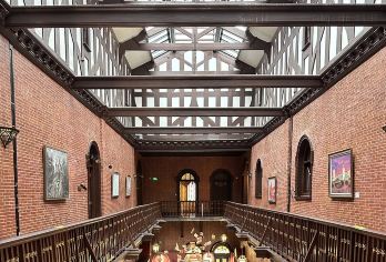 上海外滩+礼查饭店旧址（中国证券博物馆）人工讲解2小时含耳麦【资深讲解员深入精讲，每人配备一个讲解接收器，随讲随走。】