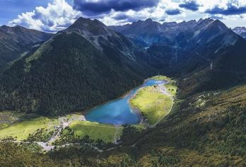 香格里拉+无底湖一日游【可选8人小团+徒步+苔藓森林休闲线】【[缤纷景点]无底湖+木桥入口+苔藓森林+豁然开朗点+无忧树+牛羊牧区，带您玩转秘境无底湖！】