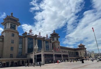 无忧出行：从北京火车站到您酒店的专属私人接送服务【避开公共交通的拥挤和焦虑，也无需在出租车长队中苦等。 乘坐私人车辆，享受舒适个性化的旅行体验，车内温度舒适宜人。 专业司机将协助您搬运行李，让您的抵达更加轻松便捷。】