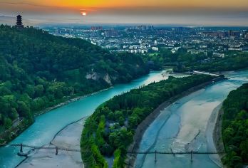 成都出发：卧龙中华大熊猫神树坪基地+映秀震中遗址+都江堰景区【可选英文导游|专车接送|行程可调|可定制行程】