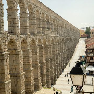 马德里塞戈维亚一日游：古罗马水道・哥特教堂・童话城堡