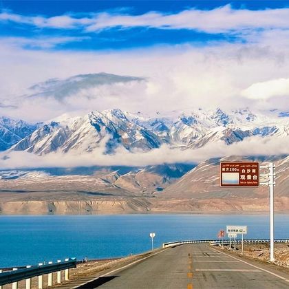 新疆喀什地区帕米尔高原+慕士塔格峰-喀拉库勒湖景区+白沙山-白沙湖景区一日游