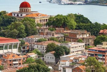 鼓浪屿一日游【可选私家团+往返船票+导游讲解+纯玩无购物】【[深度文化讲解]配备持证国导讲解，他们不仅熟悉鼓浪屿的地理和历史文化，还能为您提供讲解和互动。】