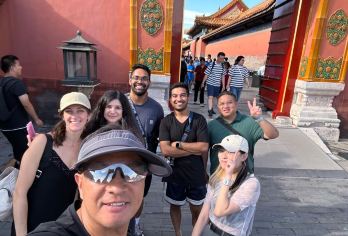 天安门广场半日活动及故宫探索之旅【提前8天预订，即可享受快速入园的故宫导览游 避开人群，无需排队即可进入广场和故宫博物院。 聆听英语导游服务带来的历史和故事】