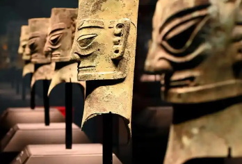 三星堆人工讲解 橄榄游● 资深大咖导游精讲 多时长场次可选【[橄榄游讲师团]他们博古通今，幽默睿智，善于挖掘文物背后的故事，用有趣的方式还原历史真相！】