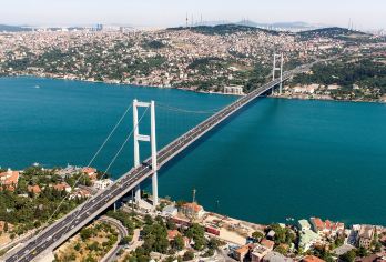 伊斯坦布尔亚欧大陆全日巴士和游轮小团体游（含所有门票）【从恰姆利卡山和皮埃尔洛蒂山欣赏伊斯坦布尔令人惊叹的全景。 欣赏土耳其*宏伟、*令人印象深刻的清真寺——恰姆利贾清真寺的宏伟。 搭乘博斯普鲁斯海峡游船，踏上亚洲和欧洲之间的惊险旅程。】