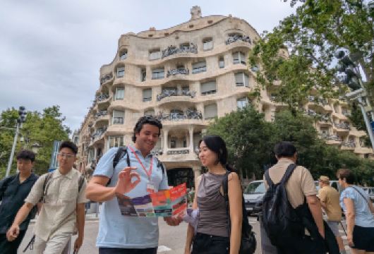 巴塞罗那徒步之旅：现代主义与标志性建筑【惊叹于高迪的标志性创作，包括巴特罗之家和米拉之家 探索扩展区隐藏的建筑瑰宝 了解这座城市**标志性的建筑外观背后的故事】