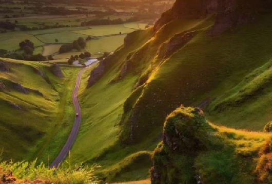 英国曼彻斯特凯瑟克峡谷+市政厅+曼联俱乐部+工业博物馆一日游【高效连接工业遗产与自然保护区，轻松往返峰区崎岖山路，免去多次转乘耗时】