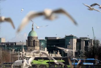 爱尔兰都柏林一日游【都柏林城堡+半便士桥+茉莉马隆雕像】【打卡景点同时可感受爱尔兰历史底蕴、民间传说与现代城市活力，搭配周边餐厅还能体验当地美食。】