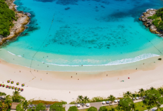 普吉岛：拉查岛与珊瑚岛快艇之旅含午餐【一日游尽享皇帝岛清澈海水 探索岛屿生机勃勃的海洋生物，开启一场浮潜冒险之旅 在阁怡岛或珊瑚岛的白沙滩上放松身心，享受阳光沐浴】