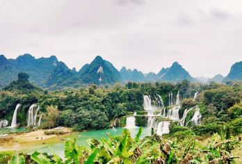 崇左德天跨国瀑布一日游【8人小团/私家团可选+全景畅玩4H】【[全景新体验]水陆空360°全景体验 ，领略德天中越边境异域特色风情◑近距离感受跨国瀑布的磅礴气势；】