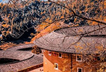 厦门8人团•漳州南靖土楼田螺坑+云水谣一日游门票接送+可选餐【[精致小团·上门接送]厦门8人小团专车无忧接送，一日览尽南靖双世遗：田螺坑土楼群+裕昌楼奇观，畅游塔】